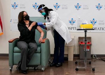 KAMALA HARRIS RECIBE EN PÚBLICO LA VACUNA CONTRA LA COVID-19 Y DICE QUE SE TRATA DE SALVAR VIDAS