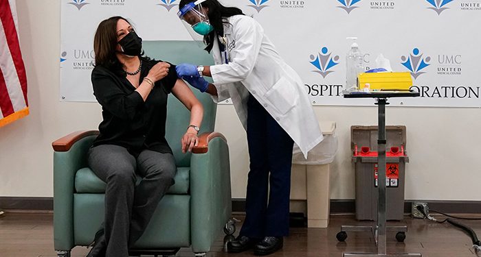 KAMALA HARRIS RECIBE EN PÚBLICO LA VACUNA CONTRA LA COVID-19 Y DICE QUE SE TRATA DE SALVAR VIDAS