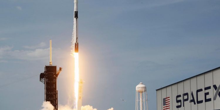 LA NUEVA CÁPSULA DE CARGA DE SPACEX SE ACOPLA CON ÉXITO A LA EEI