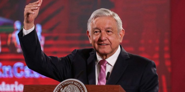 LA POPULARIDAD DEL PRESIDENTE DE MÉXICO SUBE A 57 %, SEGÚN UN SONDEO