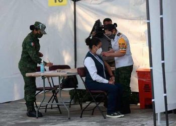 LA VACUNA CONTRA LA COVID, UN «REGALO» DE NAVIDAD PARA LOS MÉDICOS MEXICANOS