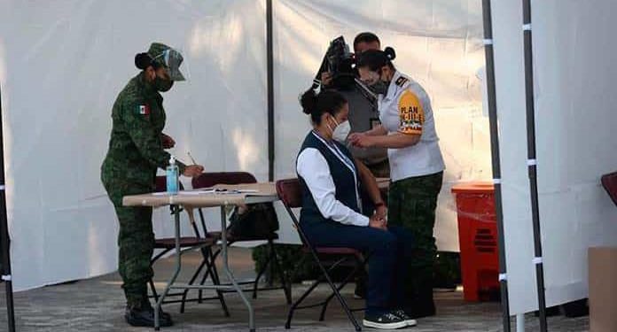 LA VACUNA CONTRA LA COVID, UN «REGALO» DE NAVIDAD PARA LOS MÉDICOS MEXICANOS