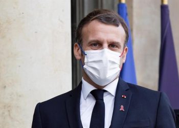 MACRON DICE QUE VA «BIEN» AUNQUE ESTÁ CANSADO Y SIGUE CON SÍNTOMAS