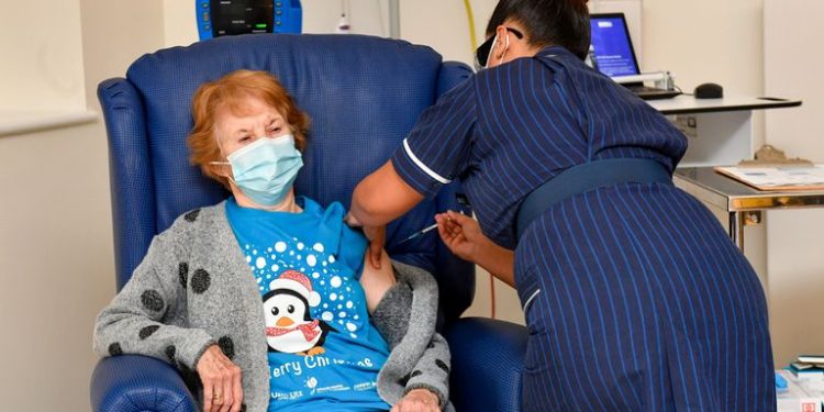 MARGARET, LA PRIMERA MUJER EN RECIBIR LA VACUNA CONTRA EL CORONAVIRUS