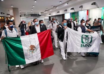 MÉDICOS DE OTROS ESTADOS LLEGAN A CIUDAD DE MÉXICO PARA APOYAR CONTRA COVID