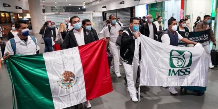 MÉDICOS DE OTROS ESTADOS LLEGAN A CIUDAD DE MÉXICO PARA APOYAR CONTRA COVID