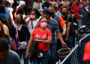 MEXICANOS APURAN ÚLTIMAS COMPRAS EN LA CAPITAL ANTES DEL CIERRE DE COMERCIOS