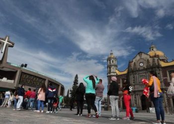 MEXICANOS HACEN FILA EN LA BASÍLICA DE GUADALUPE ANTES DEL CIERRE POR COVID