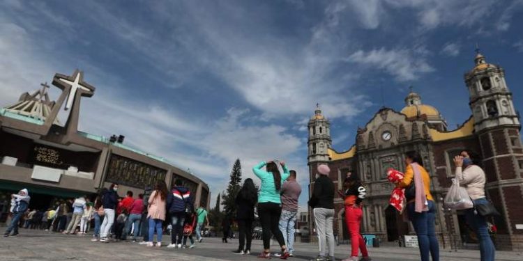 MEXICANOS HACEN FILA EN LA BASÍLICA DE GUADALUPE ANTES DEL CIERRE POR COVID