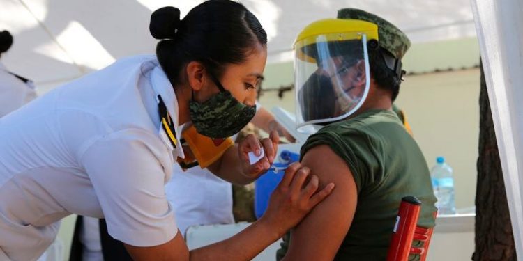 MÉXICO REANUDA VACUNACIONES EN LA CAPITAL CON 3.900 TRABAJADORES SANITARIOS
