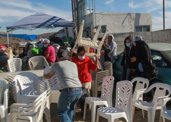 MIGRANTES APOYAN A DAMNIFICADOS POR INCENDIOS EN TIJUANA