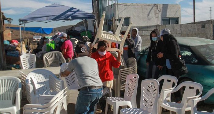 MIGRANTES APOYAN A DAMNIFICADOS POR INCENDIOS EN TIJUANA