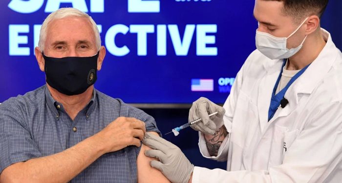 MIKE PENCE SE PONE EN PÚBLICO LA VACUNA DE LA COVID-19 PARA GENERAR CONFIANZA