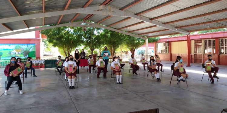 DOCENTE GANA TABLETS Y LAS REPARTE ENTRE SUS ALUMNOS, EN CULIACÁN