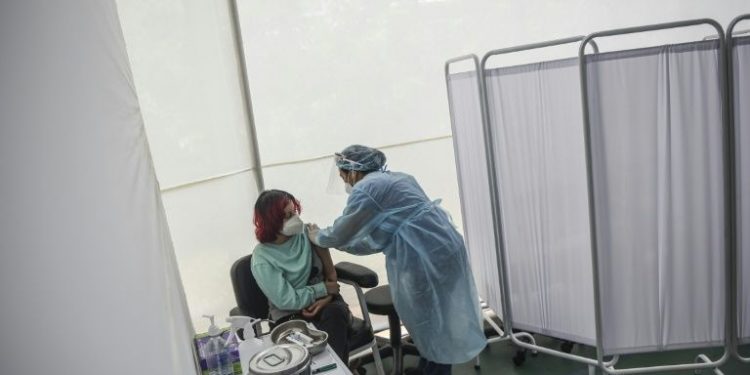 PERÚ INVESTIGA UN «EVENTO ADVERSO SERIO» EN VOLUNTARIO DE VACUNA DE SINOPHARM