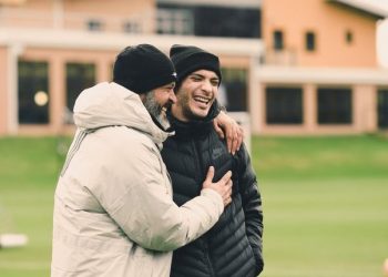 RAÚL JIMÉNEZ VISITA A SUS COMPAÑEROS DURANTE EL ENTRENAMIENTO