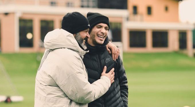 RAÚL JIMÉNEZ VISITA A SUS COMPAÑEROS DURANTE EL ENTRENAMIENTO