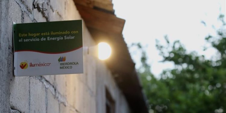 SE HIZO LA LUZ: ASÍ CAMBIA LA VIDA DE LOS MEXICANOS MÁS POBRES UN PANEL SOLAR