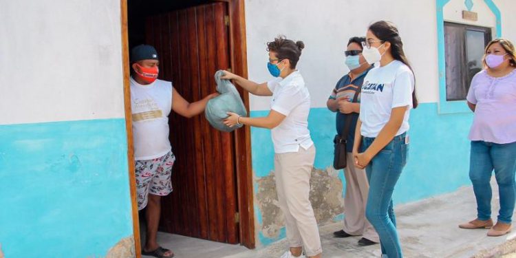 SEFOTUR Y SECTOR TURÍSTICO ENTREGAN AYUDA A HABITANTES DE LAS COLORADAS