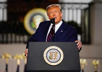 TRUMP FIRMA EL NUEVO PLAN DE ESTÍMULO TRAS BLOQUEARLO DURANTE DÍAS