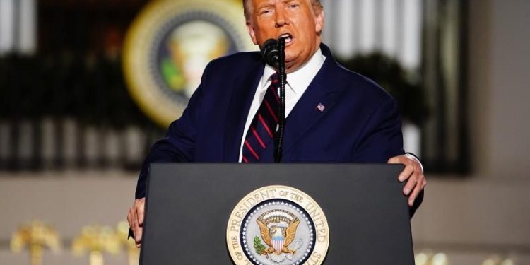 TRUMP FIRMA EL NUEVO PLAN DE ESTÍMULO TRAS BLOQUEARLO DURANTE DÍAS