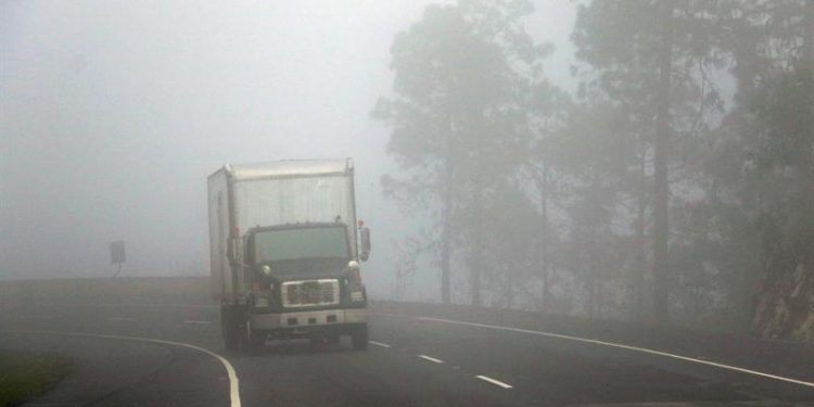 UN FRENTE FRÍO AZOTA A LOS DAMNIFICADOS EN HONDURAS APOSTADOS EN LAS AUTOPISTAS