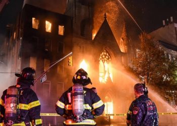 UN GRAVE INCENDIO DAÑA UNA IGLESIA CENTENARIA DE NUEVA YORK