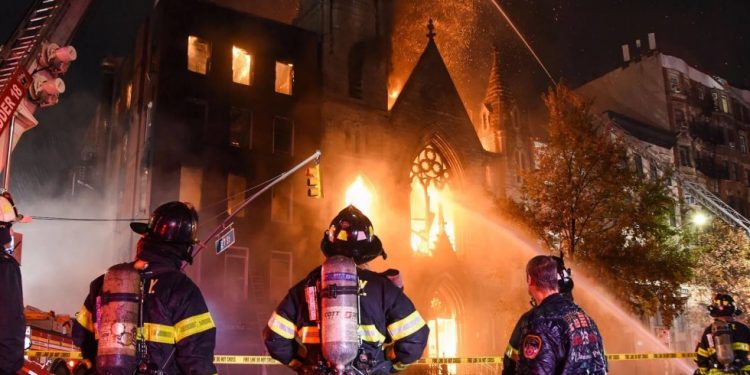 UN GRAVE INCENDIO DAÑA UNA IGLESIA CENTENARIA DE NUEVA YORK