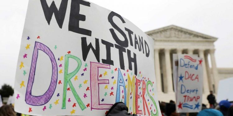 UN JUEZ ORDENA AL GOBIERNO TRUMP RESTAURAR DACA EN SU TOTALIDAD