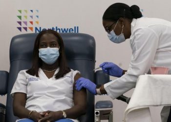 UNA ENFERMERA DE QUEENS, LA PRIMERA NEOYORQUINA EN RECIBIR LA VACUNA