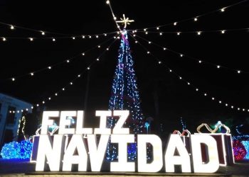 ENCIENDEN LUCES NAVIDEÑAS PARA DARLE ÁNIMO A LA POBLACIÓN DE BALANCÁN, TABASCO