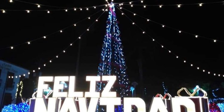 ENCIENDEN LUCES NAVIDEÑAS PARA DARLE ÁNIMO A LA POBLACIÓN DE BALANCÁN, TABASCO