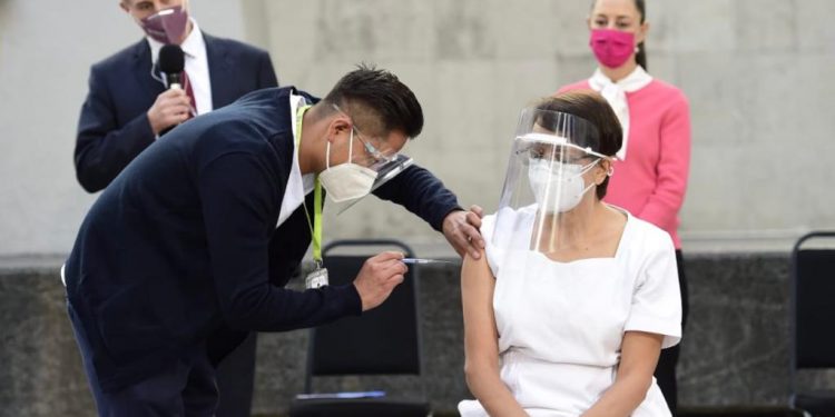 SECTOR SALUD RECIBE LAS PRIMERAS VACUNAS CONTRA EL COVID-19 EN MÉXICO