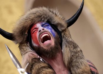 HOMBRE VESTIDO DE BISONTE QUE IRRUMPIÓ EN EL CAPITOLIO PIDE EL PERDÓN DE TRUMP