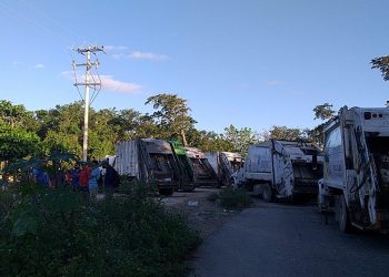 LES BLOQUEAN LA ENTRADA A CAMIONES RECOLECTORES DE BASURA