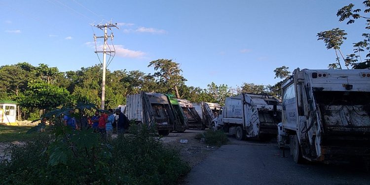LES BLOQUEAN LA ENTRADA A CAMIONES RECOLECTORES DE BASURA