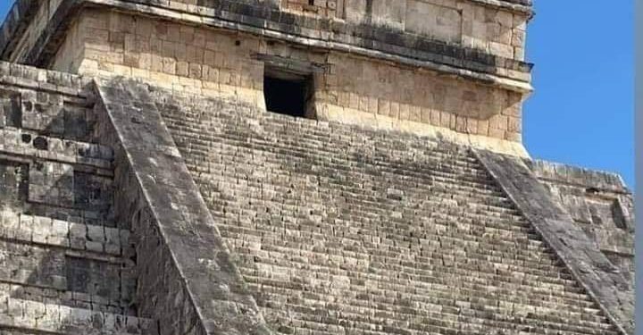 MUJER VIOLA NORMAS DE SEGURIDAD Y SUBE A LA PIRÁMIDE DE CHICHÉN ITZÁ
