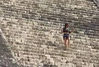 MUJER VIOLA NORMAS DE SEGURIDAD Y SUBE A LA PIRÁMIDE DE CHICHÉN ITZÁ