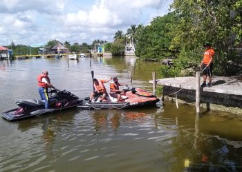 RESCATAN A SEXAGENARIO CON MOTO ACUÁTICA EN LA BAHÍA DE CHETUMAL