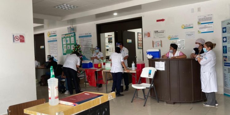 APLICAN 70 VACUNAS CONTRA COVID-19 EN LA ZONA MAYA
