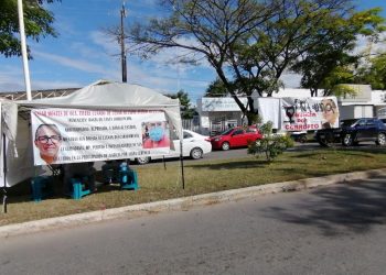 COLOCAN VEHÍCULOS CHATARRA EN EL ESTACIONAMIENTO DE LA FGE PARA DISUADIR PLANTÓN