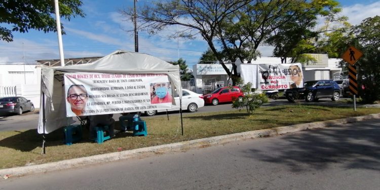 COLOCAN VEHÍCULOS CHATARRA EN EL ESTACIONAMIENTO DE LA FGE PARA DISUADIR PLANTÓN