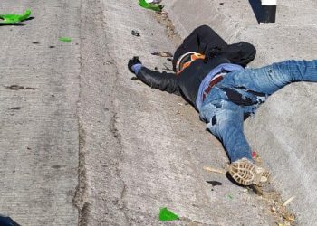 MOTOCICLISTA EN ESTADO CRÍTICO TRAS CHOCAR UN AUTO EN EL CERRO DEL PAVO