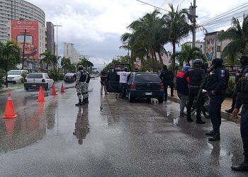 DOS DETENIDOS DURANTE OPERATIVO DE REVISIÓN DE VEHÍCULOS EN CANCÚN