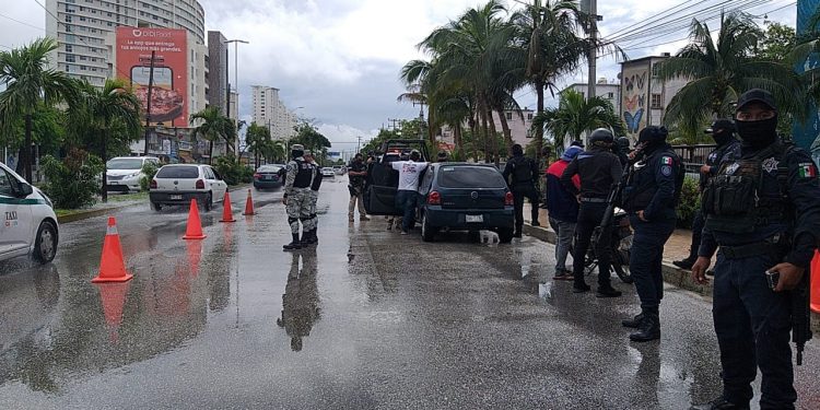 DOS DETENIDOS DURANTE OPERATIVO DE REVISIÓN DE VEHÍCULOS EN CANCÚN