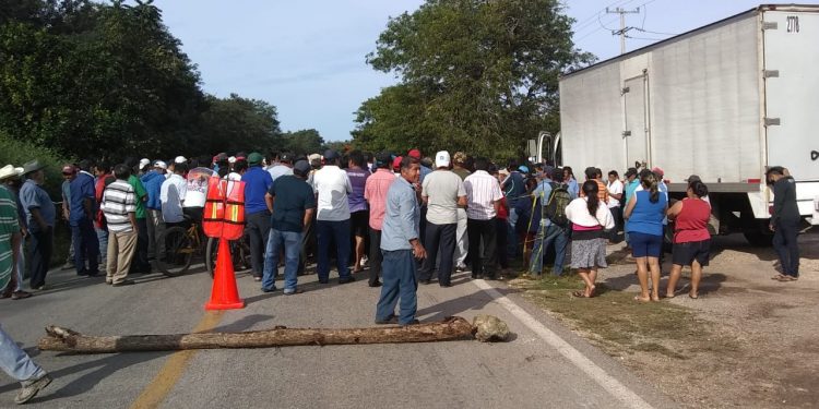 EJIDATARIOS DE TIHOSUCO BLOQUEAN TRAMO CARRETERO FCP – VALLADOLID