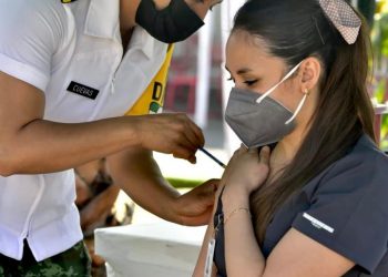INICIA APLICACIÓN DE VACUNAS CONTRA COVID-19 A PERSONAL DE SALUD EN HOSPITALES PRIVADOS