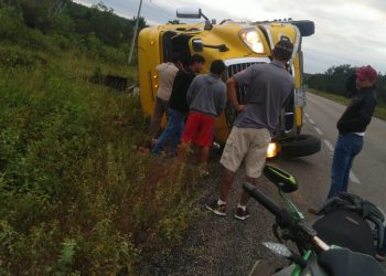 VUELCA CAMIÓN EN EL TRAMO CARRETERO ANDRÉS QUINTANA ROO – NOH BEC.