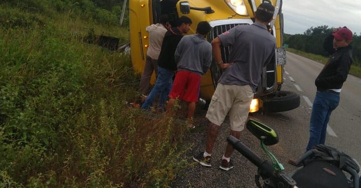 VUELCA CAMIÓN EN EL TRAMO CARRETERO ANDRÉS QUINTANA ROO – NOH BEC.
