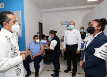 ATESTIGUA CARLOS JOAQUÍN APLICACIÓN DE LA PRIMERA VACUNA CONTRA LA COVID-19